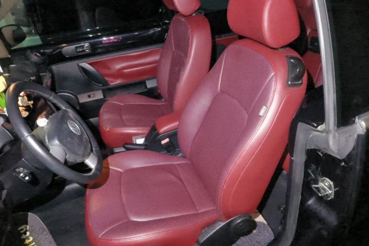Used Volkswagen Beetle 2009 2.0 AT Top-Trim Convertible Left Front Seat