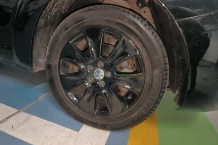 Used Volkswagen Beetle 2009 2.0 AT Top-Trim Convertible Right Front Wheel Hub