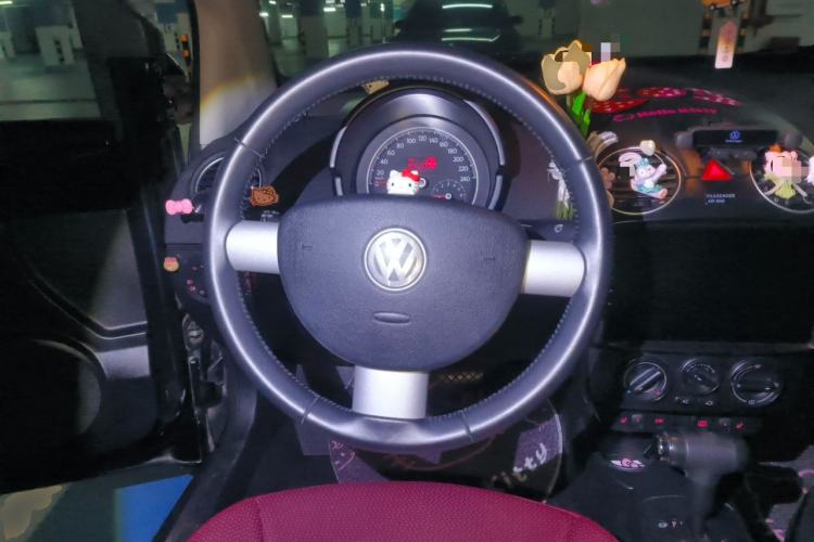 Used Volkswagen Beetle 2009 2.0 AT Top-Trim Convertible Steering Wheel