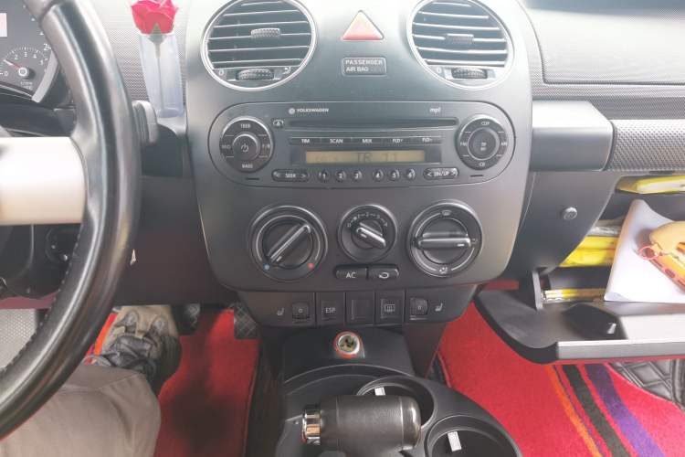 Used Volkswagen Beetle 2009 2.0 AT Top-Trim Convertible Audio And AC Panel