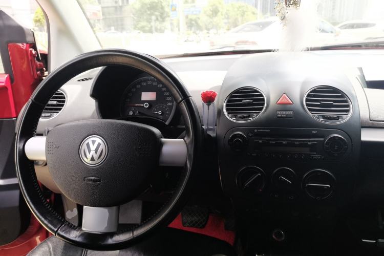 Used Volkswagen Beetle 2009 2.0 AT Top-Trim Convertible Steering Wheel