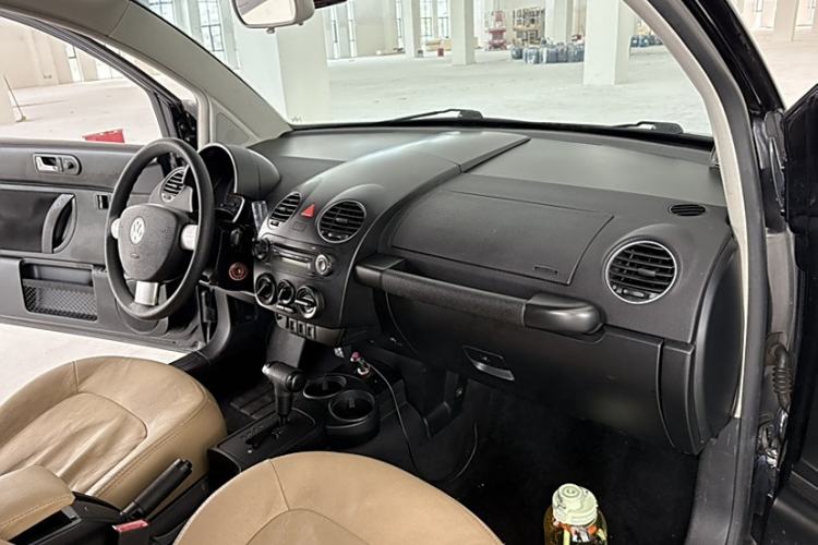 Used Volkswagen Beetle 2010 1.6 AT Interior 3