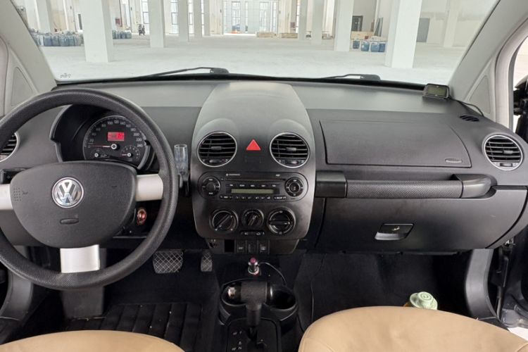 Used Volkswagen Beetle 2010 1.6 AT Interior 4