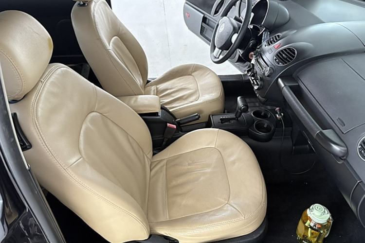 Used Volkswagen Beetle 2010 1.6 AT Interior 6