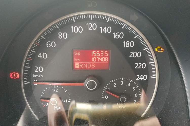 Used Volkswagen Beetle 2010 1.6 AT Odometer Close Up