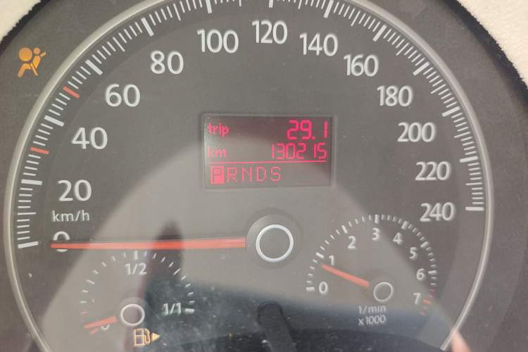 Used Volkswagen Beetle 2010 1.6 AT Odometer Close Up