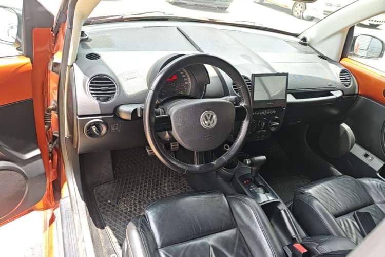 Used Volkswagen Beetle 2010 2.0 BlackOrange Convertible Luxury Edition Center Console