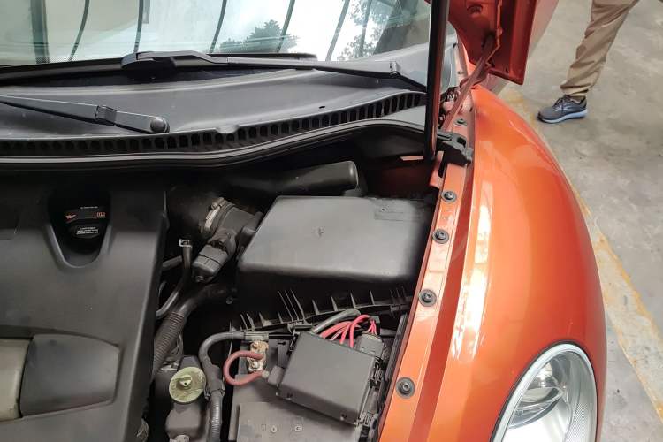 Used Volkswagen Beetle 2010 2.0 BlackOrange Comfort Edition Engine Bay Left