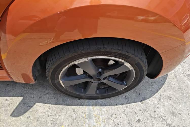 Used Volkswagen Beetle 2010 2.0 BlackOrange Convertible Luxury Edition Right Front Wheel Hub