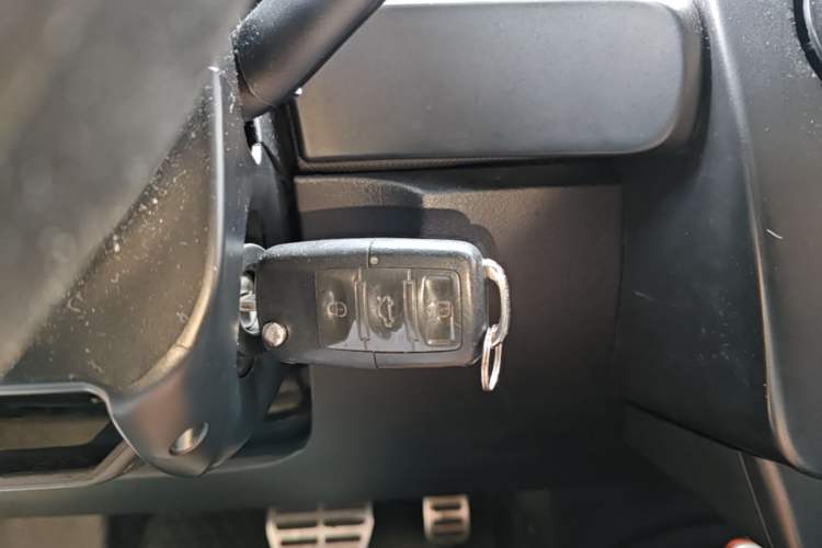 Used Volkswagen Beetle 2010 2.0 BlackOrange Convertible Luxury Edition Vehicle Key