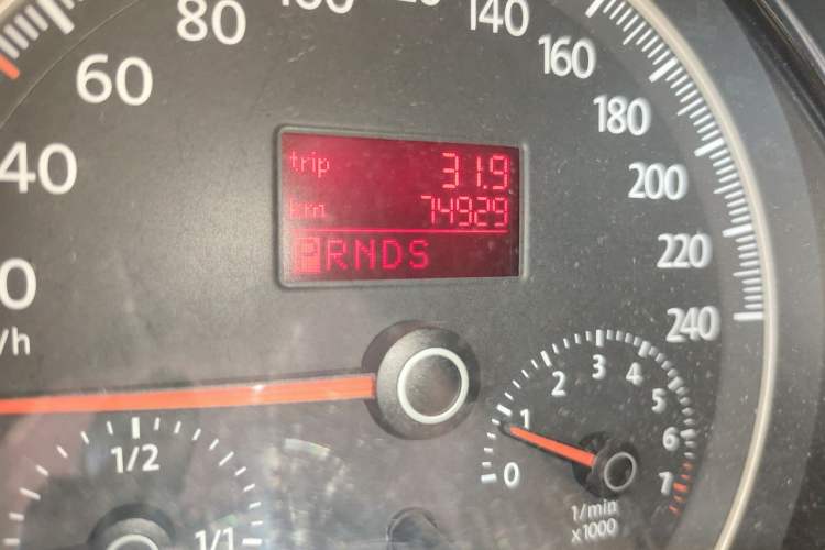 Used Volkswagen Beetle 2010 1.6 AT Odometer Close Up