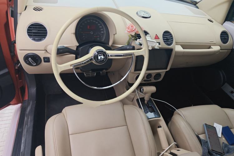 Used Volkswagen Beetle 2010 2.0 BlackOrange Convertible Luxury Edition Center Console