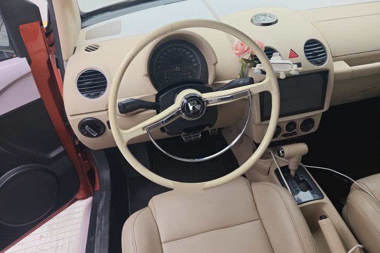 Used Volkswagen Beetle 2010 2.0 BlackOrange Convertible Luxury Edition Steering Wheel