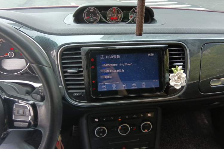 Used Volkswagen Beetle 2010 2.0 BlackOrange Luxury Edition Audio And AC Panel