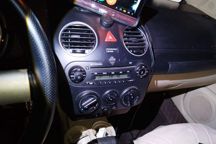 Used Volkswagen Beetle 2010 2.0 BlackOrange Comfort Edition Audio And AC Panel
