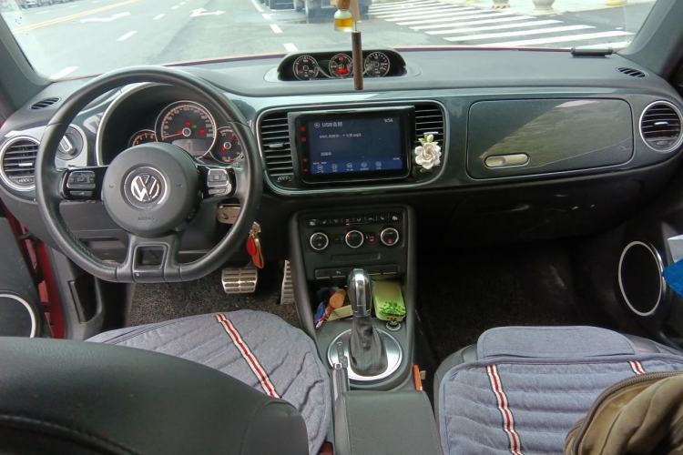 Used Volkswagen Beetle 2010 2.0 BlackOrange Luxury Edition Center Console
