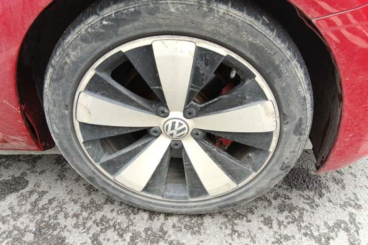 Used Volkswagen Beetle 2010 2.0 BlackOrange Luxury Edition Right Front Wheel Hub