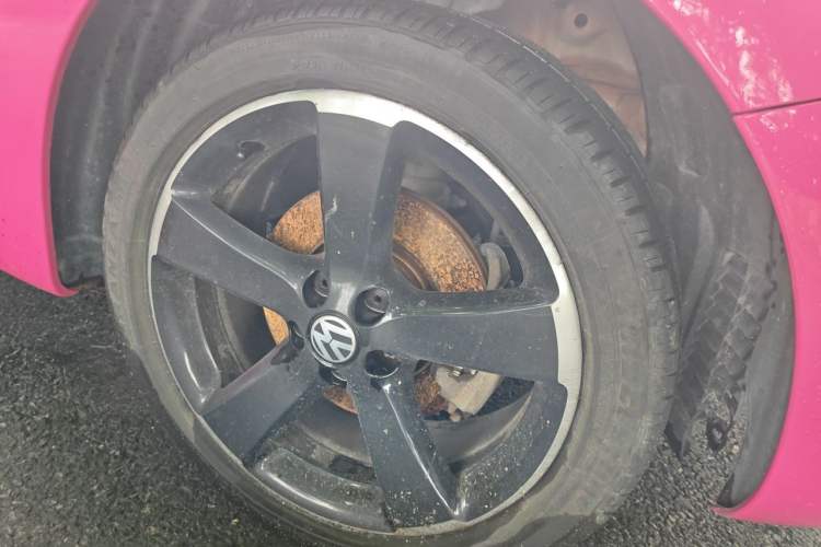 Used Volkswagen Beetle 2010 2.0 BlackOrange Convertible Luxury Edition Right Front Wheel Hub