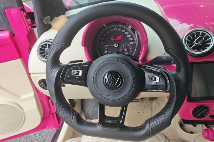 Used Volkswagen Beetle 2010 2.0 BlackOrange Convertible Luxury Edition Steering Wheel