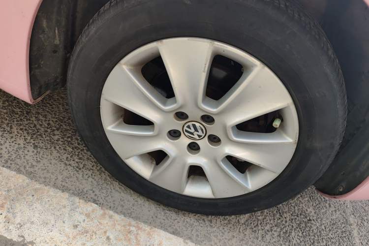 Used Volkswagen Beetle 2010 1.6 AT Right Front Wheel Hub