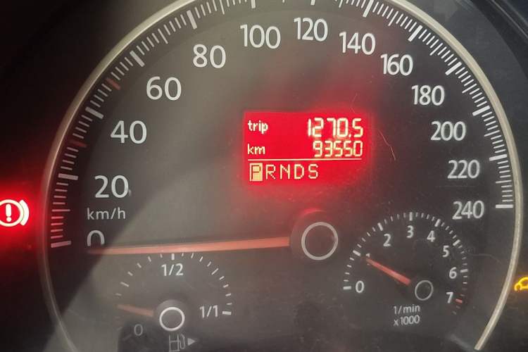 Used Volkswagen Beetle 2010 1.6 AT Odometer Close Up