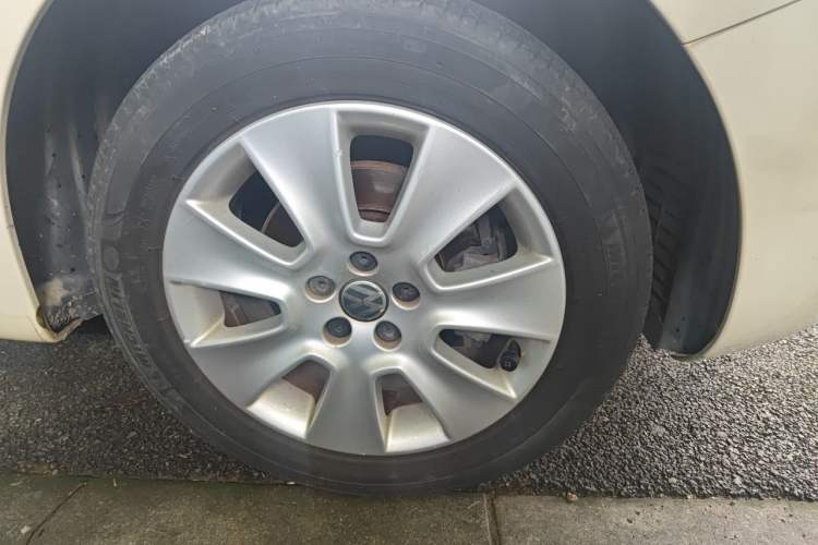 Used Volkswagen Beetle 2010 1.6 AT Right Front Wheel Hub