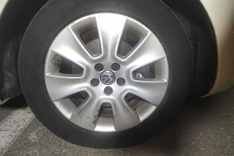 Used Volkswagen Beetle 2010 1.6 AT Right Front Wheel Hub