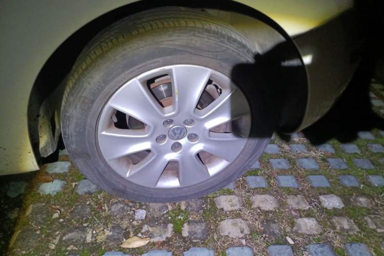 Used Volkswagen Beetle 2010 1.6 AT Right Front Wheel Hub
