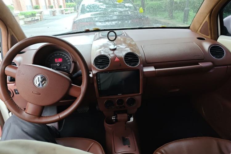 Used Volkswagen Beetle 2010 2.0 BlackOrange Comfort Edition Center Console