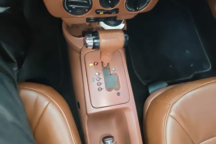 Used Volkswagen Beetle 2010 2.0 BlackOrange Comfort Edition Gear Lever