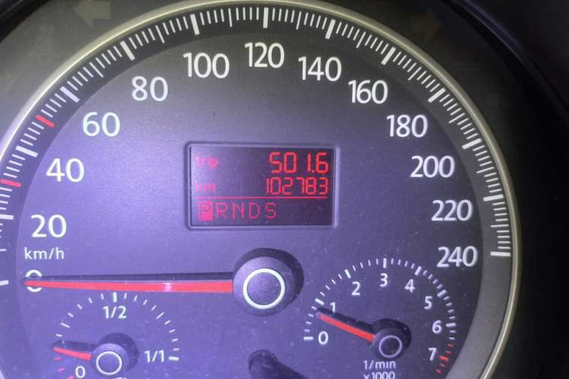 Used Volkswagen Beetle 2010 1.6 AT Odometer Close Up
