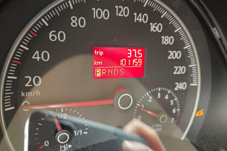 Used Volkswagen Beetle 2010 1.6 AT Odometer Close Up