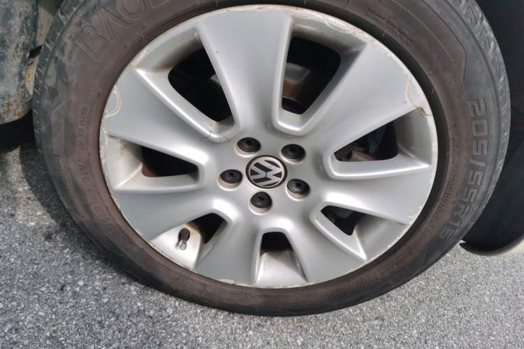 Used Volkswagen Beetle 2010 1.6 AT Right Front Wheel Hub