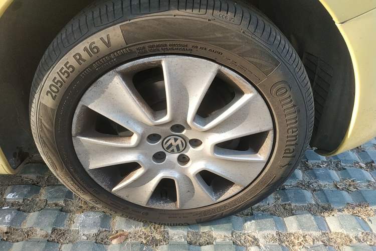 Used Volkswagen Beetle 2010 1.6 AT Right Front Wheel Hub