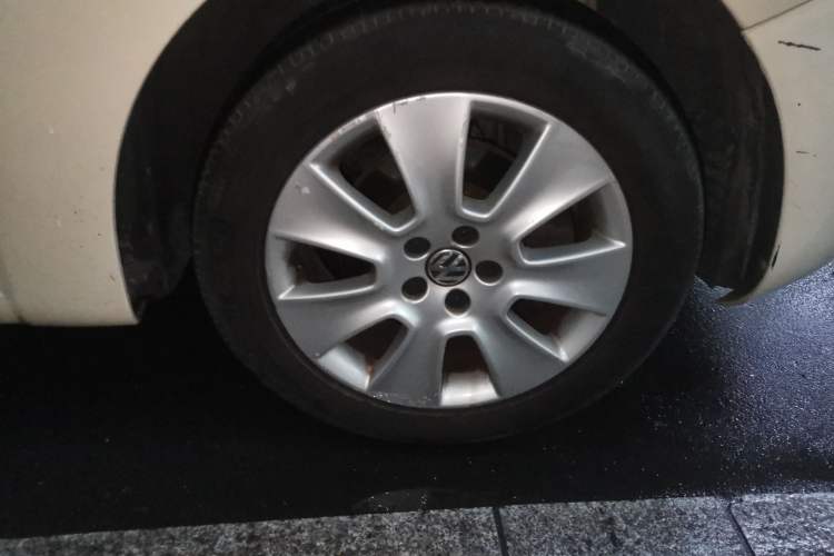 Used Volkswagen Beetle 2010 1.6 AT Right Front Wheel Hub