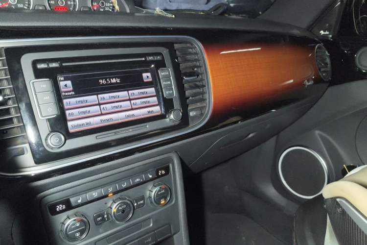 Used Volkswagen Beetle 2013 1.4TSI Fender Rock Edition Audio And AC Panel