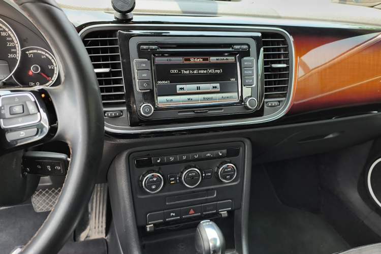 Used Volkswagen Beetle 2013 1.4TSI Fender Rock Edition Audio And AC Panel
