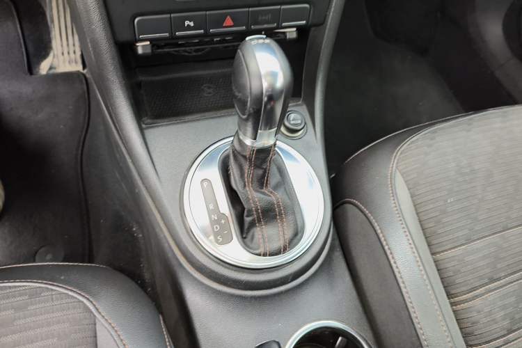 Used Volkswagen Beetle 2013 1.4TSI Fender Rock Edition Gear Lever