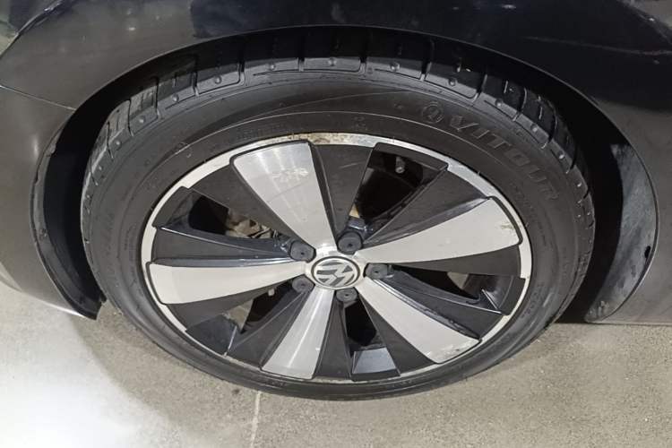Used Volkswagen Beetle 2013 1.4TSI Fender Rock Edition Left Front Wheel Hub