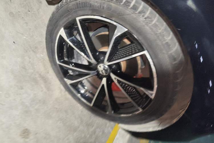 Used Volkswagen Beetle 2013 1.4TSI Fender Rock Edition Right Front Wheel Hub