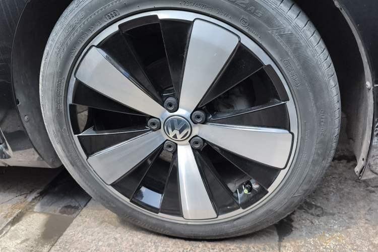 Used Volkswagen Beetle 2013 1.4TSI Fender Rock Edition Right Front Wheel Hub