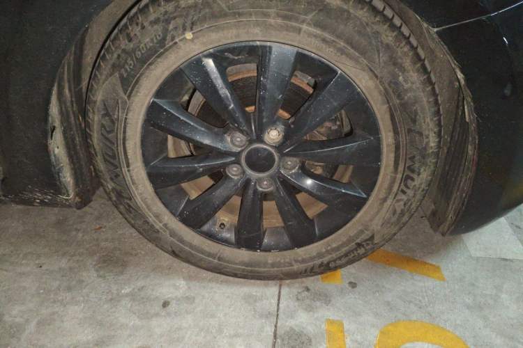 Used Volkswagen Beetle 2013 1.4TSI Fashion Edition Right Front Wheel Hub
