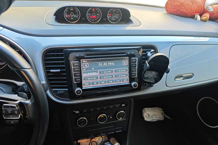 Used Volkswagen Beetle 2013 2.0 TSI Top-Trim Model Audio And AC Panel