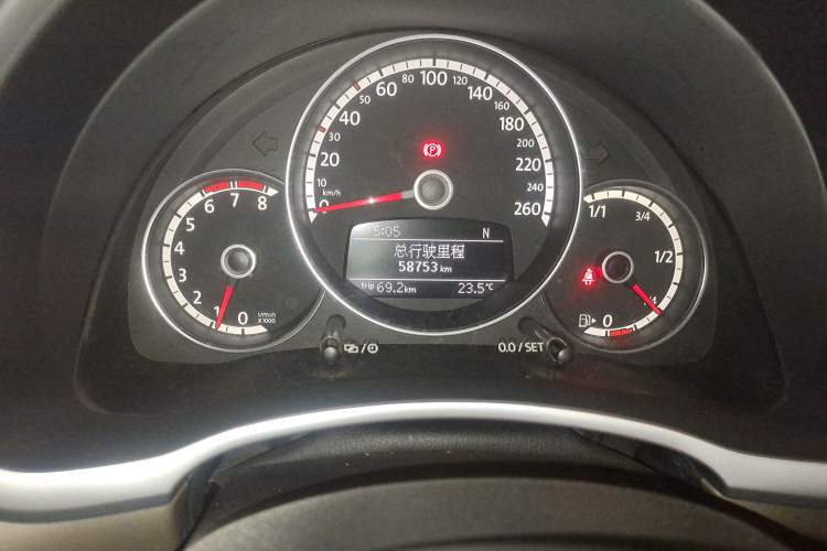Used Volkswagen Beetle 2013 1.4 TSI Comfort Model Odometer Close Up