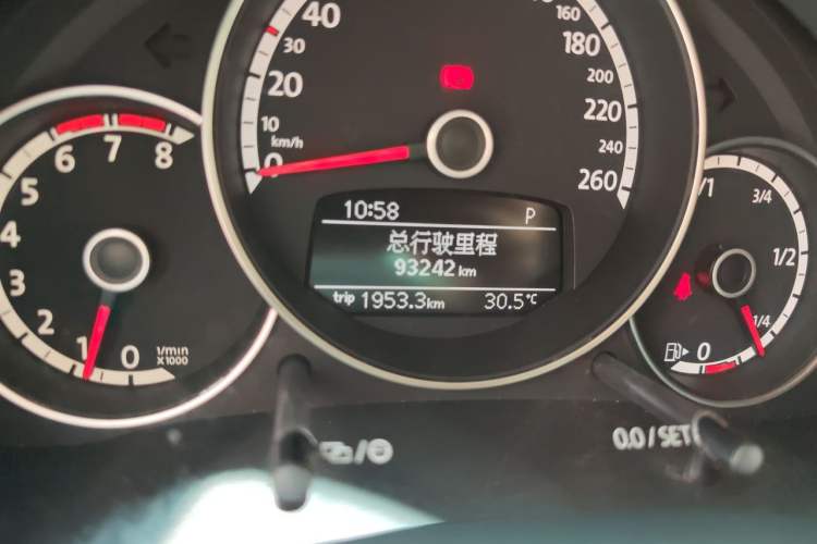 Used Volkswagen Beetle 2013 1.2TSI Fashion Edition Odometer Close Up