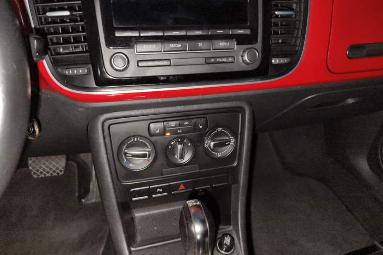 Used Volkswagen Beetle 2013 1.4 TSI Comfort Model Audio And AC Panel