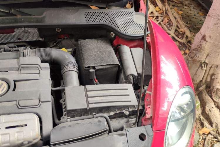 Used Volkswagen Beetle 2013 1.4 TSI Comfort Model Engine Bay Left