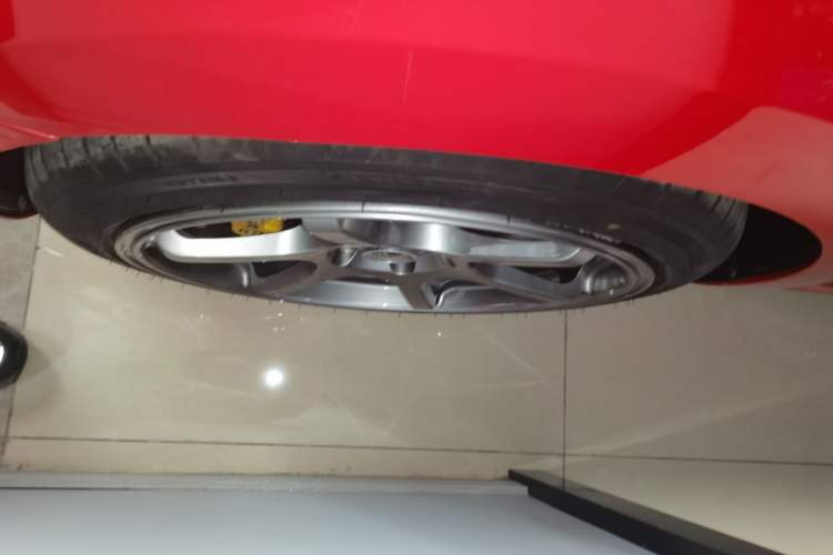 Used Volkswagen Beetle 2013 2.0 TSI Top-Trim Model Left Front Wheel Hub