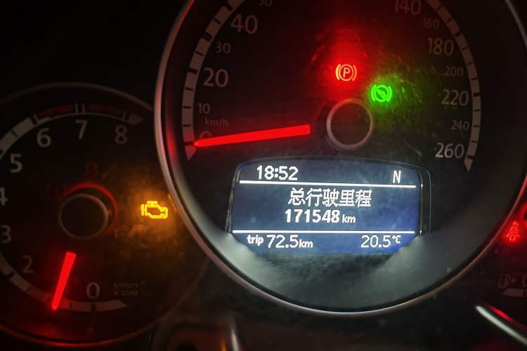 Used Volkswagen Beetle 2013 1.4 TSI Comfort Model Odometer Close Up