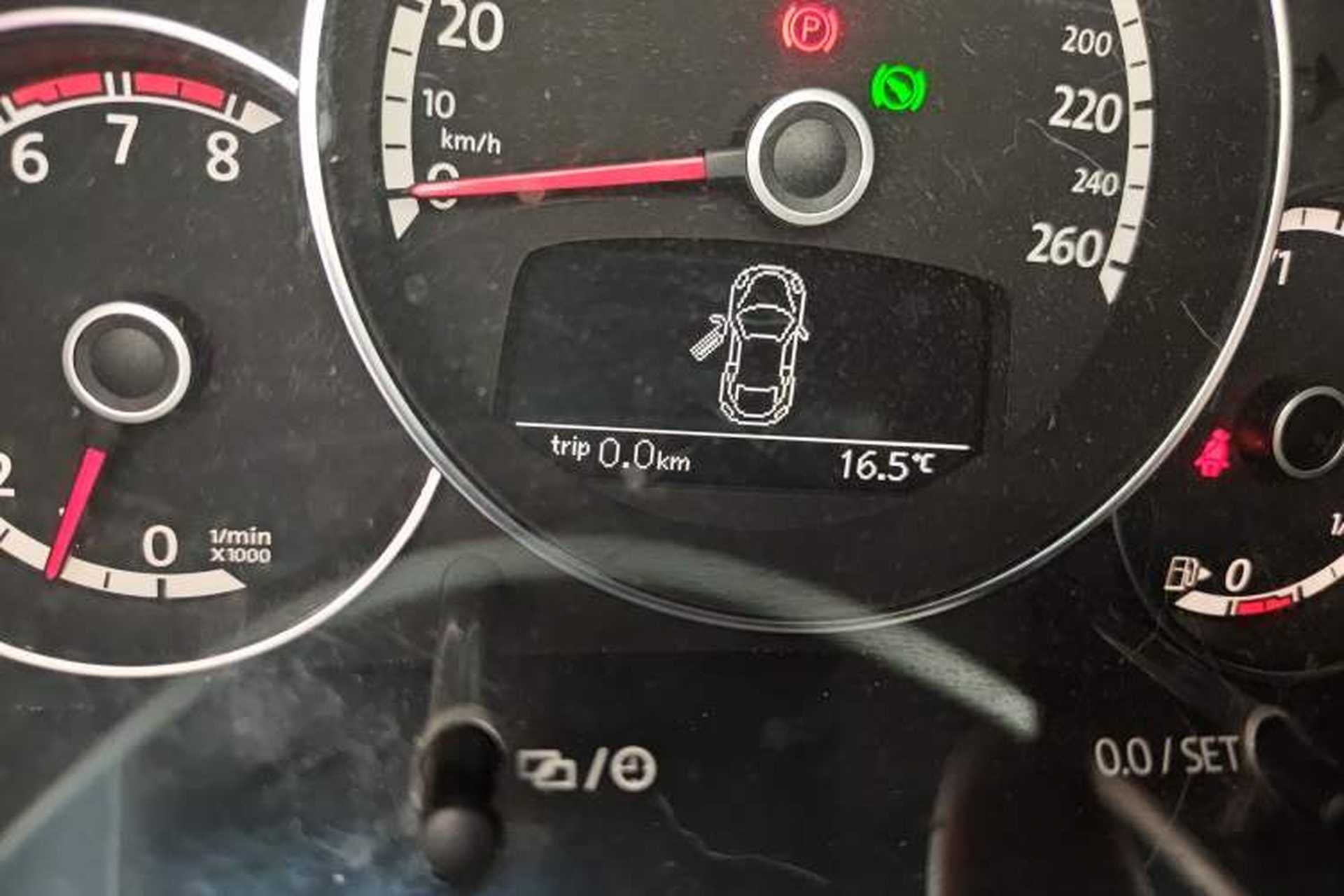 Used Volkswagen Beetle 2013 1.4 TSI Comfort Model Odometer Close Up